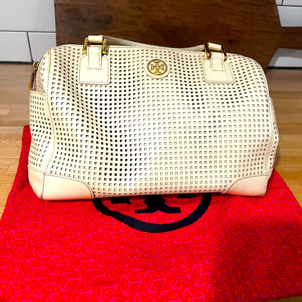 Tory Burch - Robinson Perforated Middy Satchel in Cream.